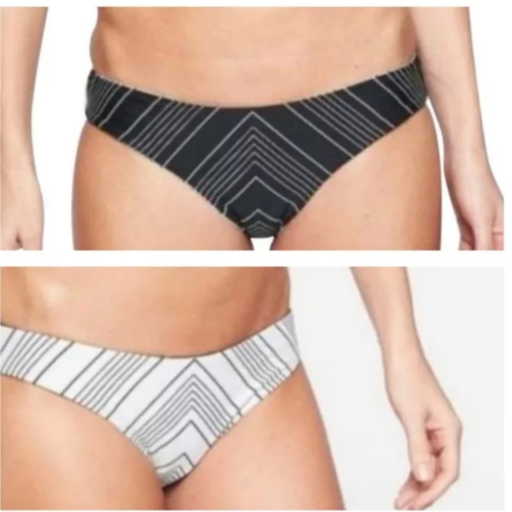 Athleta Chevron White Black Reversible swimwear Bikini Bottom Size Large